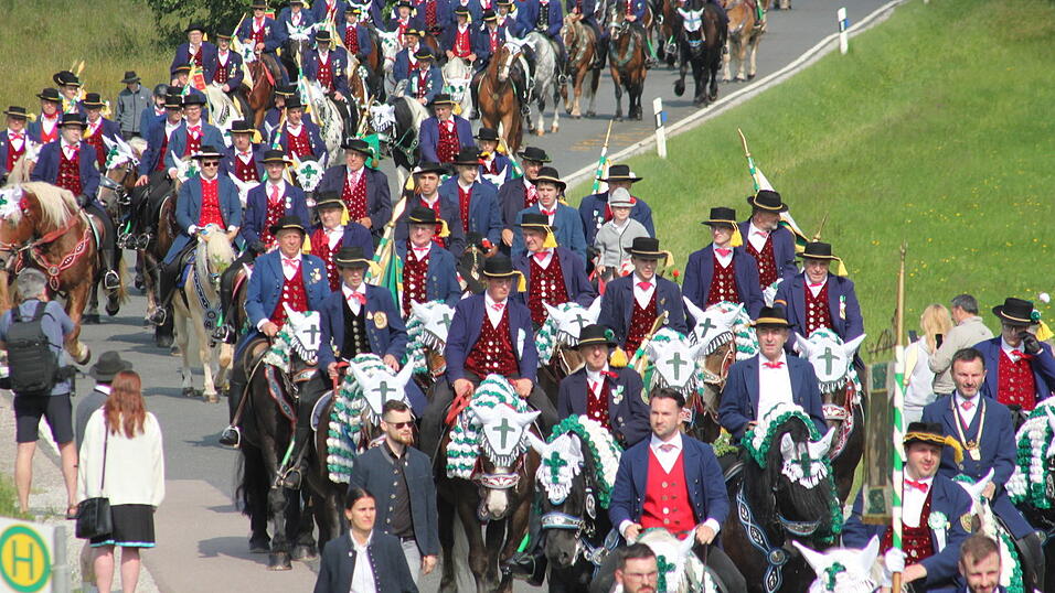 Die Pfingstreiter auf dem Weg nach Steinbühl. Die Pfingstreiter auf dem Weg nach Steinbühl.