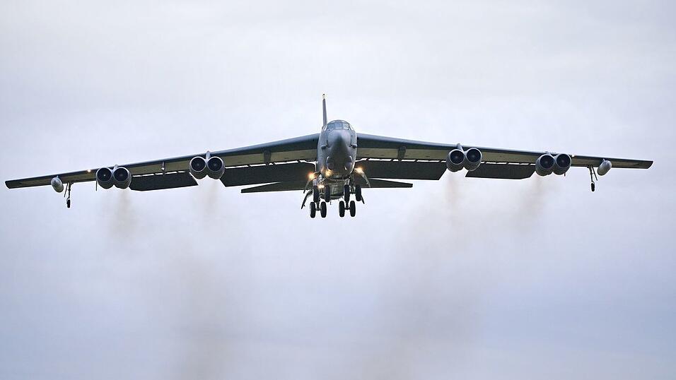 B-52-Bomer stürzt in Kalifornien ab. (Symbolbild) B-52-Bomer stürzt in Kalifornien ab. (Symbolbild)