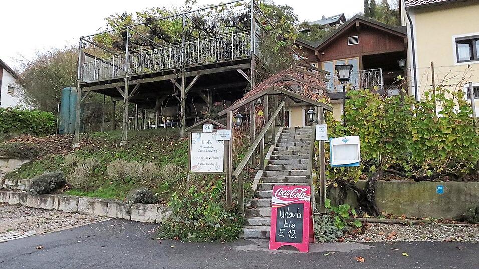 Ab 6. Dezember und noch bis Oktober 2024 können die Stammgäste sich von dem Lokal mit der berühmten Laube verabschieden. Ab 6. Dezember und noch bis Oktober 2024 können die Stammgäste sich von dem Lokal mit der berühmten Laube verabschieden.