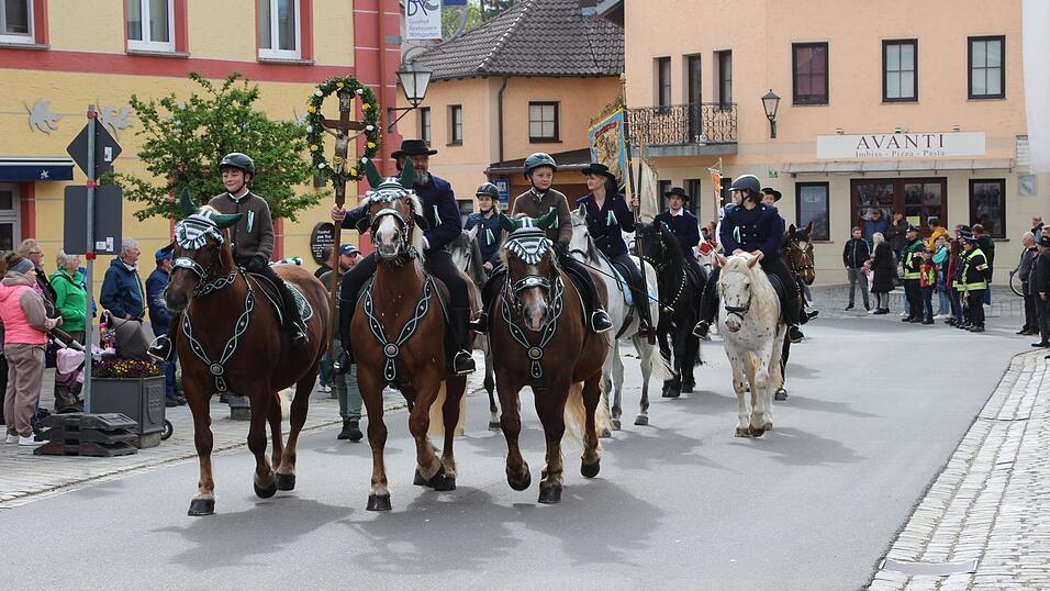 241 Reiter folgen dem Kreuz bei seinem Zug durch die Stadt.