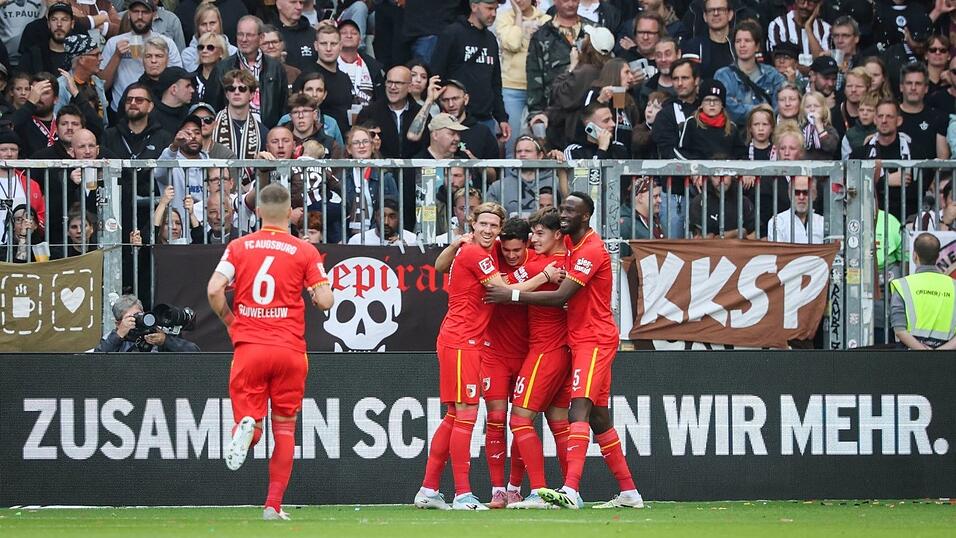 1:0 für Augsburg: Fabian Rieder (M) jubelt am Millerntor.