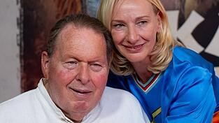 Kabarettist Ottfried Fischer, hier mit seiner Frau Simone, kann nach eigenen Worten mit Moderator Thomas Gottschalk mitfühlen. (Archivbild) Kabarettist Ottfried Fischer, hier mit seiner Frau Simone, kann nach eigenen Worten mit Moderator Thomas Gottschalk mitfühlen. (Archivbild)