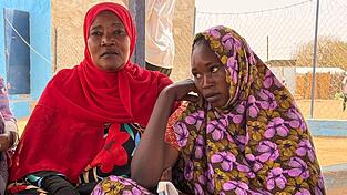 Yeman Mohamat Ramadan (links) engagiert sich im Fl&uuml;chtlingslager f&uuml;r Frauenrechte und will die Mauer des Schweigens &uuml;ber Gewalt durchbrechen.