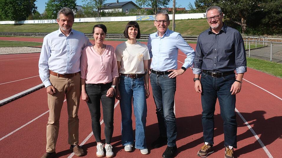 FTSV-Vorsitzender Helmut Weigl, Inge Hamersky, Gesch&auml;ftsf&uuml;hrerin FTSV, Susanna Boxberger, stellvertretende Vorsitzende des Radsport Clubs, J&uuml;rgen Hagenbuch, Vorsitzender der Hilfsgemeinschaft der Dialysepatienten und Transplantierten, und Markus Schuirer, Vorsitzender des Schwimmvereins (v. l.), stellten das sportliche Programm der Deutschen Meisterschaften ausf&uuml;hrlich vor.