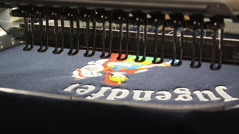 Die Pemflinger Feuerwehr hat bereits geordert: Sie stattet ihre Jugend mit neuen Pullis aus. Die Stickereimaschine l&auml;uft auf Hochtouren.