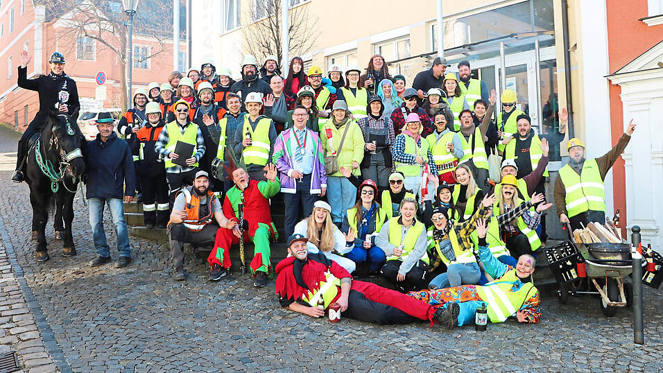 Ein lustige Truppe: Die Narrhalla Mainburg machte die Stadt unsicher.