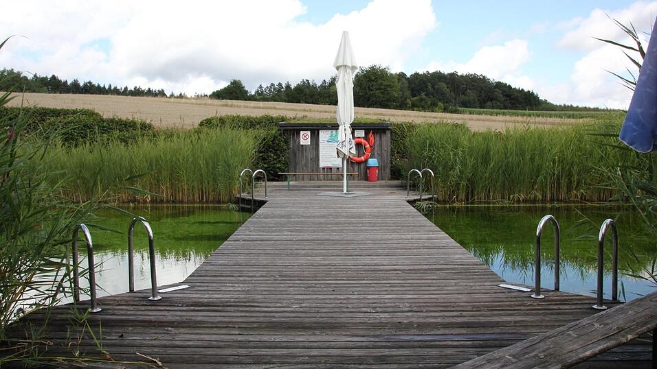 Vom Steg direkt ins Wasser steigen: das Naturwaldbad Tiefenbach