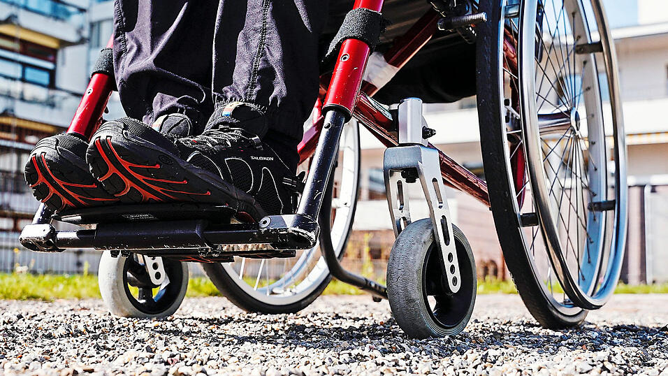 Ein steiniger Weg kann f&uuml;r Rollstuhlfahrer zum Hindernis werden: Der Behindertenbeirat will Barrieren f&uuml;r Menschen mit Einschr&auml;nkungen abbauen - nicht nur baulicher Natur, auch im B&uuml;rokratie-Dickicht.