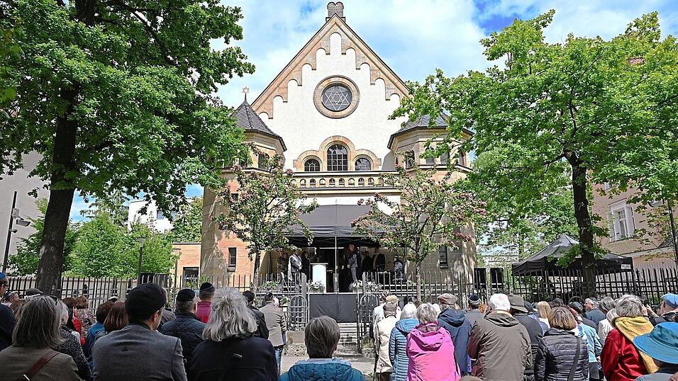 Die Gedenkfeier an der Synagoge zum 80. Jahrestag des jüdischen Neubeginns nach dem Krieg. Die Gedenkfeier an der Synagoge zum 80. Jahrestag des jüdischen Neubeginns nach dem Krieg.