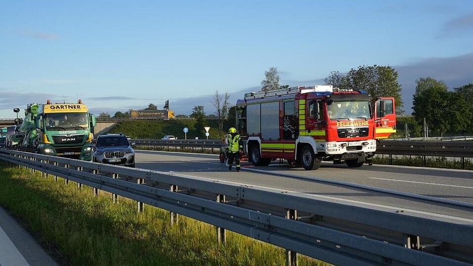 Auf der A3 bei Metten ist ein Lastwagen in Vollbrand geraten. Die Fahrbahn Richtung Passau wurde komplett gesperrt.