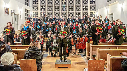 Stefan Frank bereitete den Kammerchor und das niederbayerische Kammerorchester bestens vor.