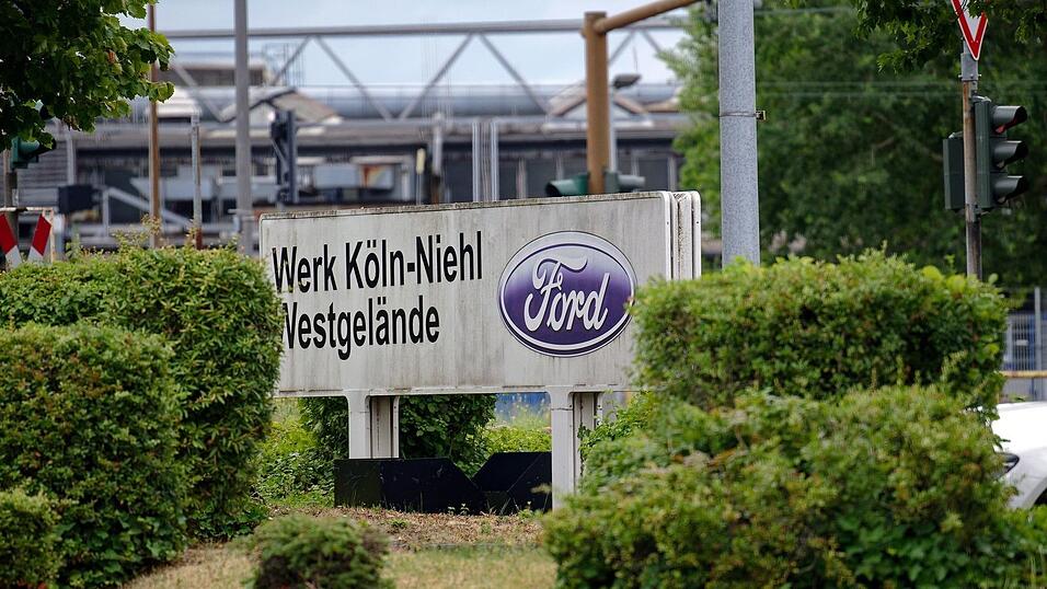 Ford-Logo an einem Werkstor des Autobauers, der in Köln noch große Flächen hat - obwohl er personell schon seit langem schrumpft. Ford-Logo an einem Werkstor des Autobauers, der in Köln noch große Flächen hat - obwohl er personell schon seit langem schrumpft.