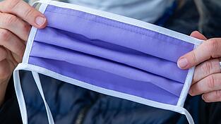 Österreich führt ab Freitag die Maskenpflicht wieder ein (Symbolbild).