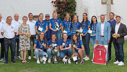 Die Funktionäre mit den erfolgreichen Spielerinnen des TV Dingolfing wurden mit einer Meisterfeier in der Oberen Stadt belohnt. Foto: Isabella Vogl Die Funktionäre mit den erfolgreichen Spielerinnen des TV Dingolfing wurden mit einer Meisterfeier in der Oberen Stadt belohnt. Foto: Isabella Vogl