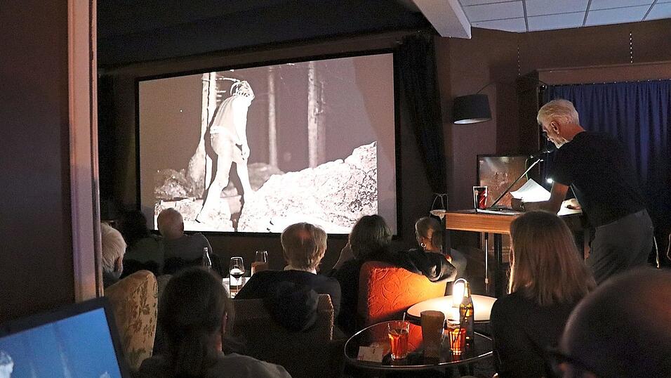 Bilder digital, Stimme analog: Die Bilder, die das Jahr 1911 zeigen sollen, sind schwarz-wei&szlig;.