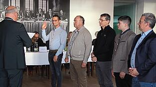 Die fünf neuen Marktgemeinderäte werden von Bürgermeister Christian Kiendl vereidigt. Die fünf neuen Marktgemeinderäte werden von Bürgermeister Christian Kiendl vereidigt.