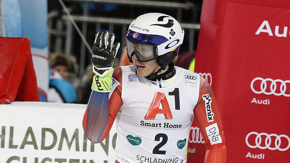 Henrik Kristoffersen zeigt nach dem Rennen den 'Scheibenwischer'. Henrik Kristoffersen zeigt nach dem Rennen den 'Scheibenwischer'.