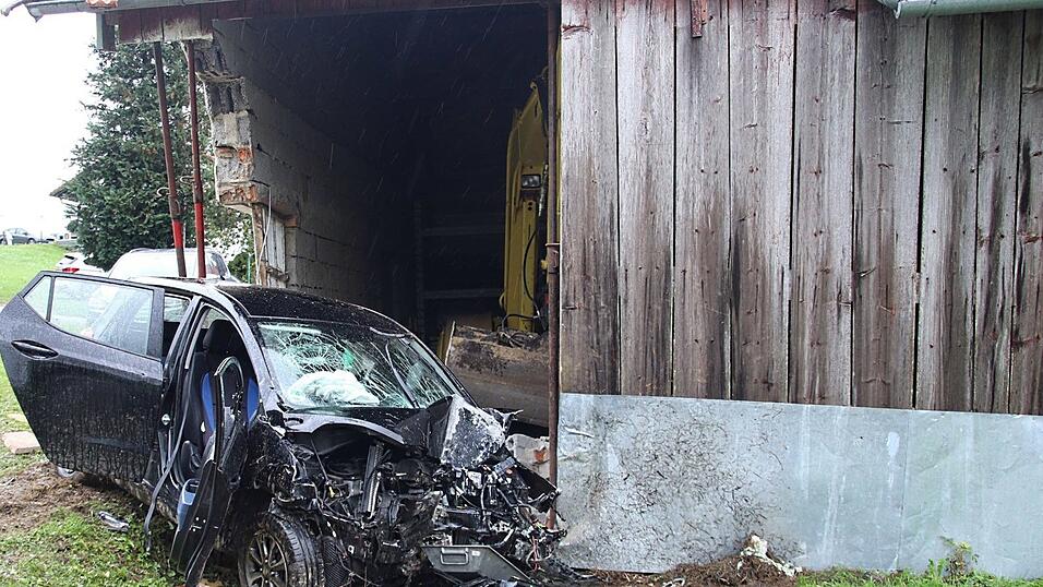 Am Mittwoch kam im Schauflinger Ortsteil Nemering ein Auto von der Straße ab und landete in einem Stall. Am Mittwoch kam im Schauflinger Ortsteil Nemering ein Auto von der Straße ab und landete in einem Stall.