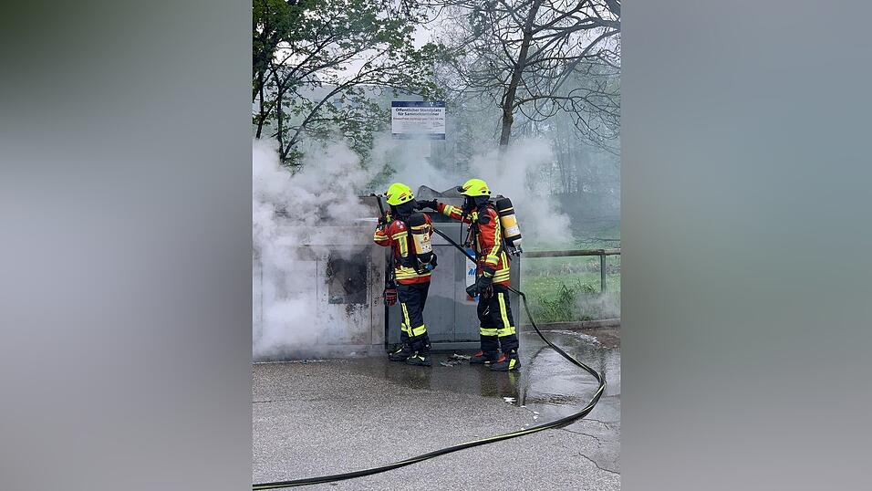 Mehrere Papiercontainer brannten in den vergangenen Tagen in Landshut.