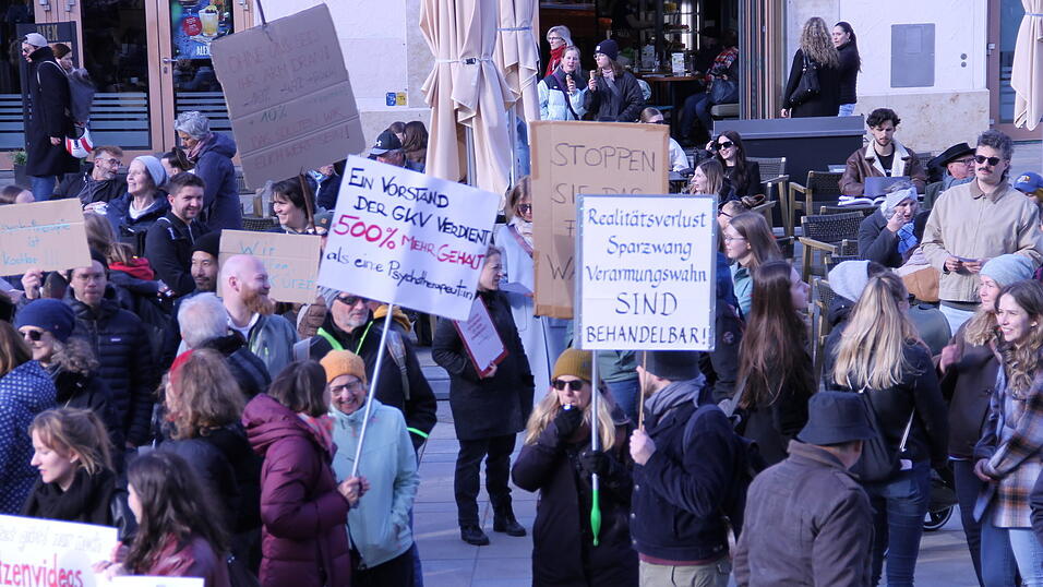 Kreative Schilder machen auf ein ernstes Thema aufmerksam: Viele Therapeuten besorgt die K&uuml;rzung der Honorare. Es sei ein fatales Signal.