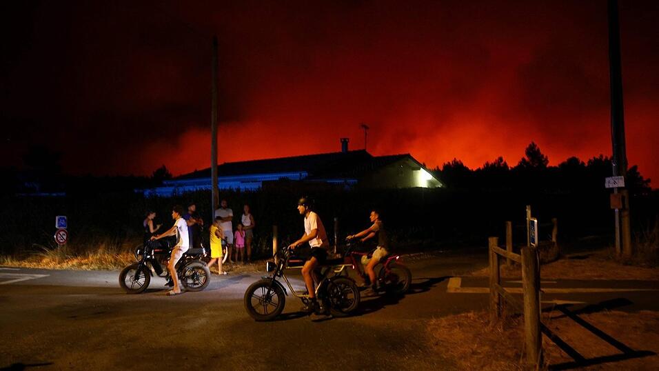 Der Brand dehnte sich in der Nacht immer weiter aus. Der Brand dehnte sich in der Nacht immer weiter aus.