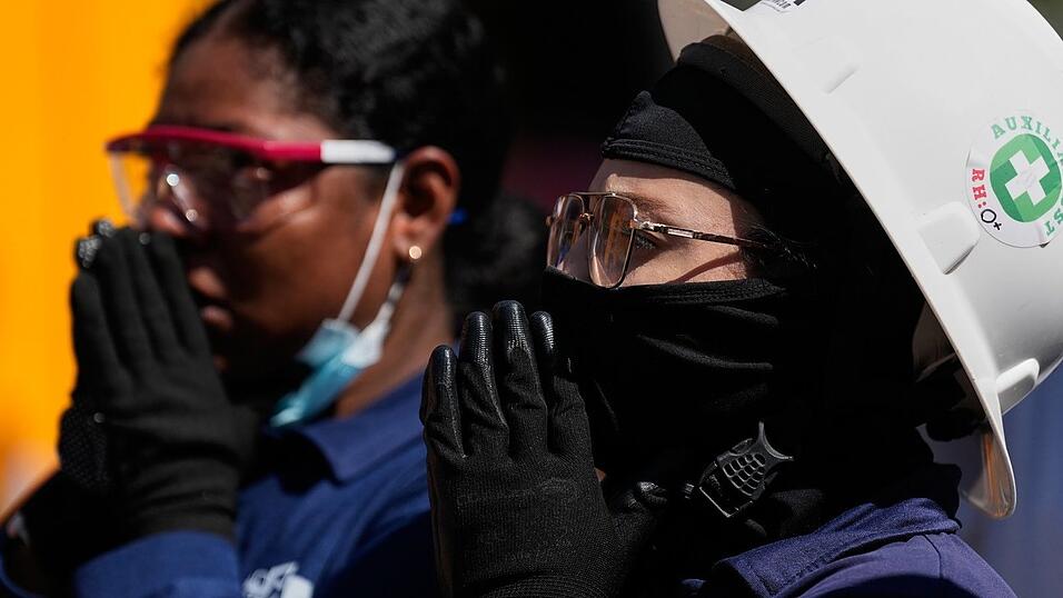 Die ersten 72 Stunden sind laut Experten entscheidend, um noch Überlebende bergen zu können. Die ersten 72 Stunden sind laut Experten entscheidend, um noch Überlebende bergen zu können.