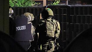 Nach einer Todesdrohung gegen seine ehemalige Lebensgefährtin nimmt ein Spezialeinsatzkommando einen 55-Jährigen in Erlangen fest. In seiner Wohnung findet die Polizei eine Axt und eine Schreckschusspistole. (Symbolbild) Nach einer Todesdrohung gegen seine ehemalige Lebensgefährtin nimmt ein Spezialeinsatzkommando einen 55-Jährigen in Erlangen fest. In seiner Wohnung findet die Polizei eine Axt und eine Schreckschusspistole. (Symbolbild)
