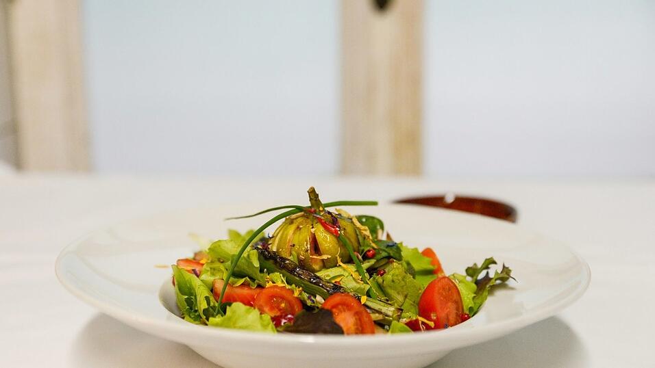 Enis Topalovic, Küchenchef im Wirtshaus zum Geiss in Straubing, empfiehlt Bio-Mischsalat mit mariniertem Spargel, Erdbeeren, Sonnenblumenkerne und einer Feigenrose.