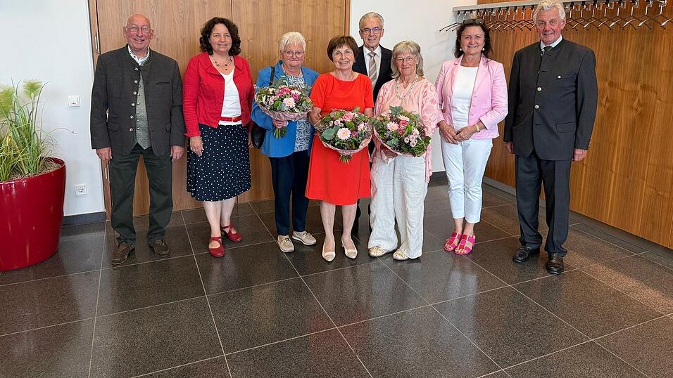 Stellvertretender Landrat Fritz Wittmann mit den Ausgezeichneten. Stellvertretender Landrat Fritz Wittmann mit den Ausgezeichneten.