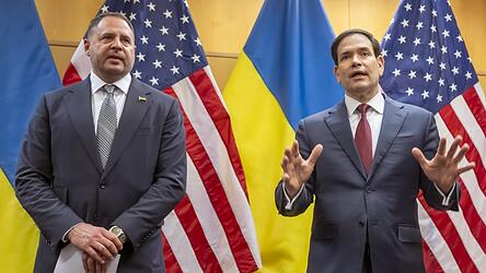 Andrij Jermak, Leiter des Präsidialamts der Ukraine (links), und US-Außenminister Marco Rubio sprechen mit Journalisten im Rahmen ihrer Konsultationen über den Trump-Friedensplan in der US-Vertretung in Genf.