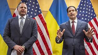 Andrij Jermak, Leiter des Präsidialamts der Ukraine (links), und US-Außenminister Marco Rubio sprechen mit Journalisten im Rahmen ihrer Konsultationen über den Trump-Friedensplan in der US-Vertretung in Genf.