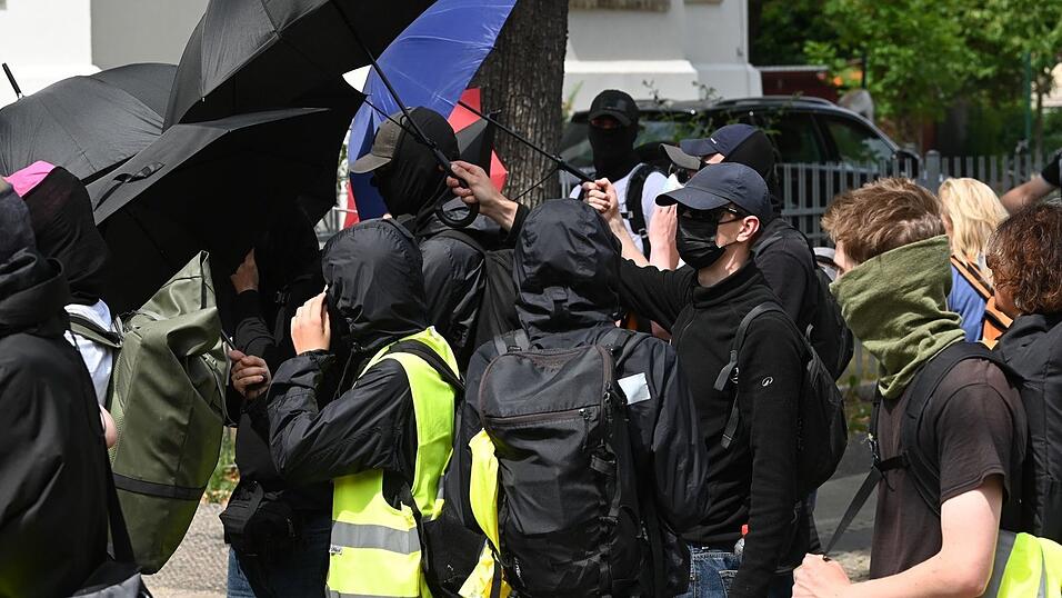 Vermummte ziehen durch Erfurt. Sie demonstrieren gegen den AfD-Bundesparteitag. Vermummte ziehen durch Erfurt. Sie demonstrieren gegen den AfD-Bundesparteitag.