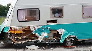 Der Wohnwagen eines Gespanns heute bei einem Unfall auf der B20 förmlich aufgerissen. Der Wohnwagen eines Gespanns heute bei einem Unfall auf der B20 förmlich aufgerissen.