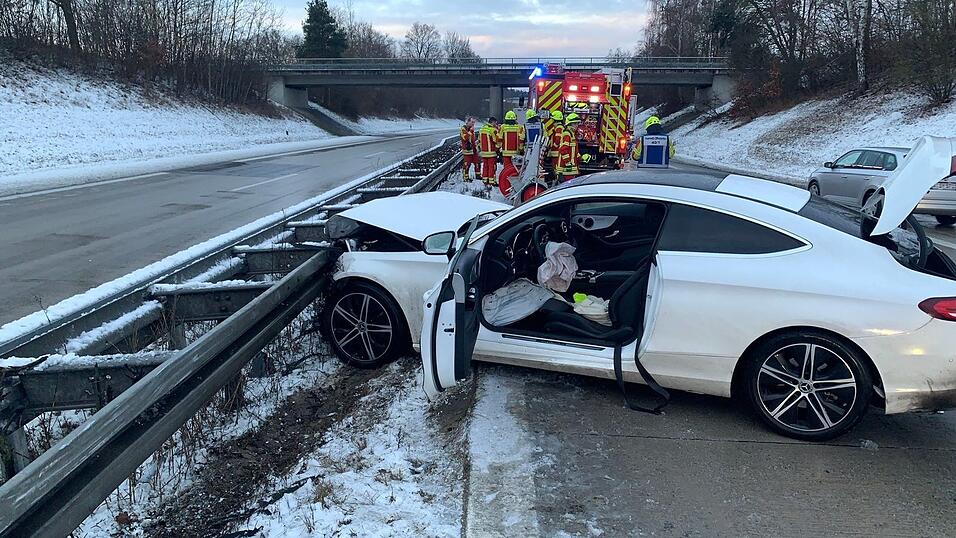Anscheinend hatte der Mercedes-Fahrer die falschen Reifen f&uuml;r die winterlichen Stra&szlig;enverh&auml;ltnisse aufgezogen.