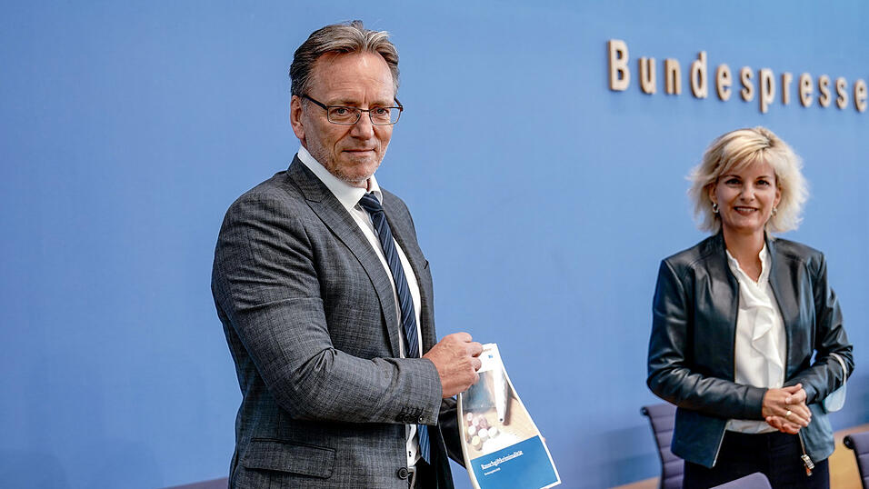 Der Vertrieb der Drogen über das Internet wird immer beliebter, sagt der Präsident des Bundeskriminalamts, Holger Münch (l.). Der Vertrieb der Drogen über das Internet wird immer beliebter, sagt der Präsident des Bundeskriminalamts, Holger Münch (l.).
