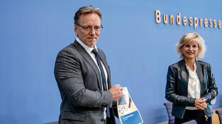 Der Vertrieb der Drogen über das Internet wird immer beliebter, sagt der Präsident des Bundeskriminalamts, Holger Münch (l.). Der Vertrieb der Drogen über das Internet wird immer beliebter, sagt der Präsident des Bundeskriminalamts, Holger Münch (l.).
