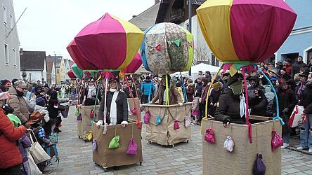 Hei&szlig;luftballons m&uuml;ssen her, wenn die Ortsdurchfahrt mal wieder dicht ist: Die Freunde der Narrhalla Au fielen durch Phantasie auf.