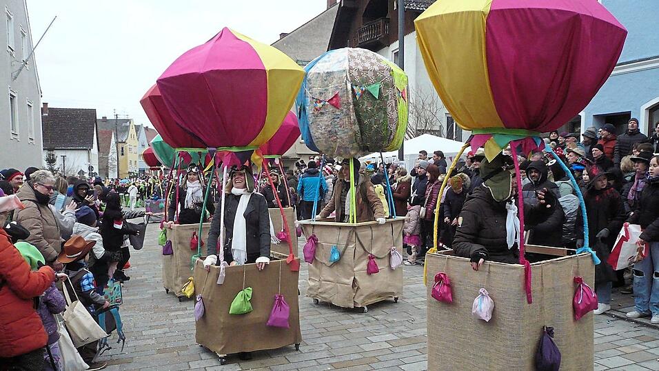 Hei&szlig;luftballons m&uuml;ssen her, wenn die Ortsdurchfahrt mal wieder dicht ist: Die Freunde der Narrhalla Au fielen durch Phantasie auf.