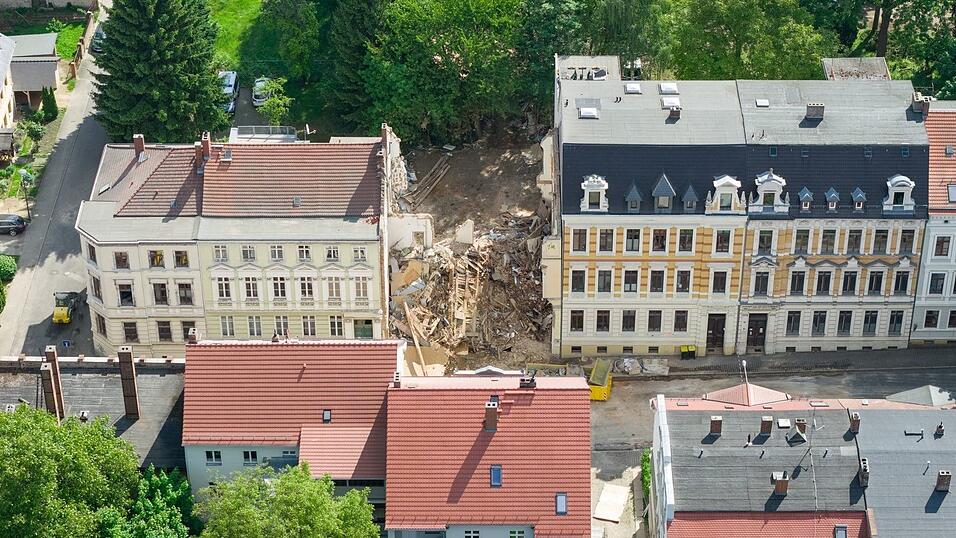 Der Rettungseinsatz nach dem Einsturz des Gründerzeithauses in Görlitz dauerte etwa 72 Stunden. Der Rettungseinsatz nach dem Einsturz des Gründerzeithauses in Görlitz dauerte etwa 72 Stunden.
