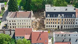 Der Rettungseinsatz nach dem Einsturz des Gründerzeithauses in Görlitz dauerte etwa 72 Stunden. Der Rettungseinsatz nach dem Einsturz des Gründerzeithauses in Görlitz dauerte etwa 72 Stunden.