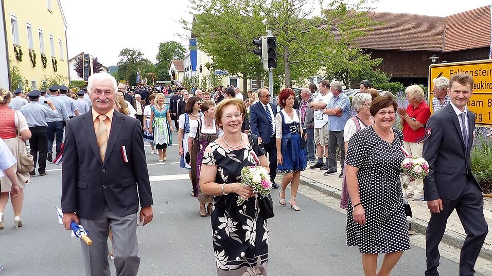 Die Schirmherren Josef Himmelsto&szlig; und Alois Schichtl mit ihren Ehefrauen Waltraud und Petra.