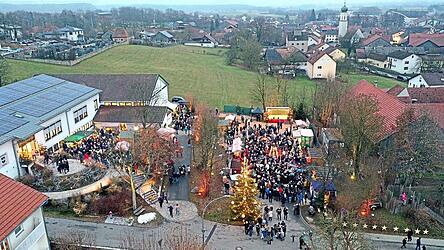 Der Christkindlmarkt am neuen Standort mit Blick auf Pösing.