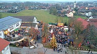 Der Christkindlmarkt am neuen Standort mit Blick auf Pösing. Der Christkindlmarkt am neuen Standort mit Blick auf Pösing.