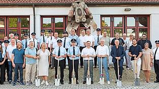 Vertreter aus Politik, Feuerwehr, Beh&ouml;rden, Planungsb&uuml;ros und Bauunternehmen gaben gemeinsam den symbolischen Startschuss f&uuml;r den Erweiterungs- und Neubau des Feuerwehrhauses mit Atemschutzausbildungszentrum in Dingolfing.