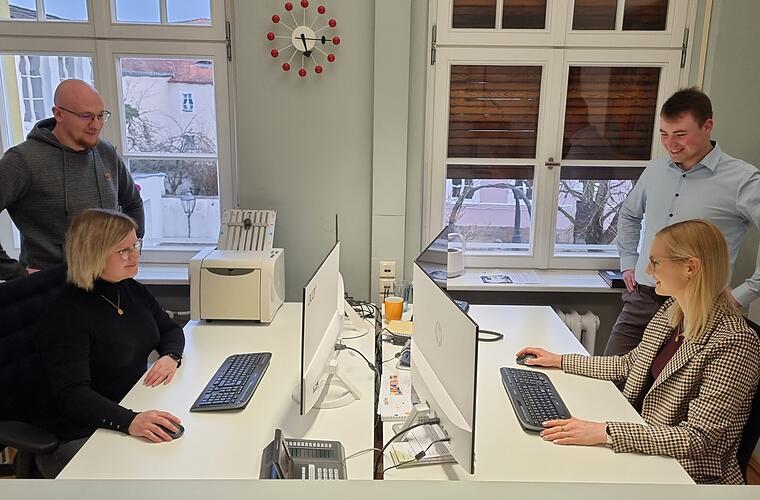 Das Wahlteam der Stadt Bad Kötzting (v.l.) mit Bernhard Bugl (EDV), Theresa Kuchler (Einwohnermeldeamt), Linda Pregler (Wahlleiterin) und Mario Bieberle (Einwohnermeldeamt). Das Wahlteam der Stadt Bad Kötzting (v.l.) mit Bernhard Bugl (EDV), Theresa Kuchler (Einwohnermeldeamt), Linda Pregler (Wahlleiterin) und Mario Bieberle (Einwohnermeldeamt).