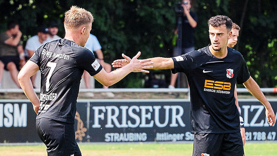 Florian Sommersberger (l.) bringt Hankofen gegen Türk Gücü Straubing kurz vor der Halbzeit in Führung. Bis zum Sieg gegen den Bezirksligisten ist es danach aber noch ein beschwerlicher Weg. Florian Sommersberger (l.) bringt Hankofen gegen Türk Gücü Straubing kurz vor der Halbzeit in Führung. Bis zum Sieg gegen den Bezirksligisten ist es danach aber noch ein beschwerlicher Weg.