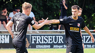 Florian Sommersberger (l.) bringt Hankofen gegen Türk Gücü Straubing kurz vor der Halbzeit in Führung. Bis zum Sieg gegen den Bezirksligisten ist es danach aber noch ein beschwerlicher Weg. Florian Sommersberger (l.) bringt Hankofen gegen Türk Gücü Straubing kurz vor der Halbzeit in Führung. Bis zum Sieg gegen den Bezirksligisten ist es danach aber noch ein beschwerlicher Weg.
