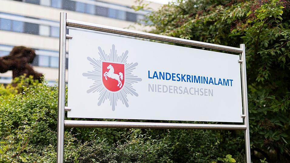 Das Landeskriminalamt Niedersachsen fahndet weiter nach einem verurteilten Mörder. (Archivbild) Das Landeskriminalamt Niedersachsen fahndet weiter nach einem verurteilten Mörder. (Archivbild)
