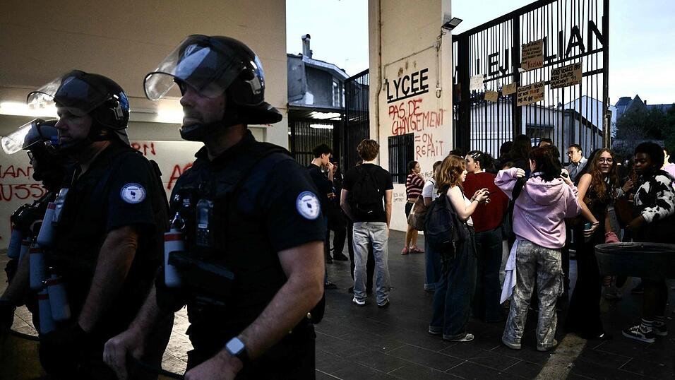 Die Ordnungskräfte werden zur Zielscheibe von Angriffen, zugleich gibt es Berichte über Polizeigewalt während der Schülerproteste. Die Ordnungskräfte werden zur Zielscheibe von Angriffen, zugleich gibt es Berichte über Polizeigewalt während der Schülerproteste.