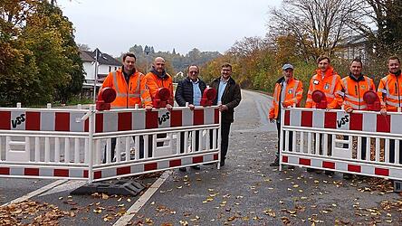 B&uuml;rgermeister Valentin Walk (Vierter von links), Stadtbaumeister Michael Breitenwinkler (Dritter von links) und die Verantworltlichen des Staatlichen Bauamts Landshut zeigten sich zufrieden mit dem Ergebnis.